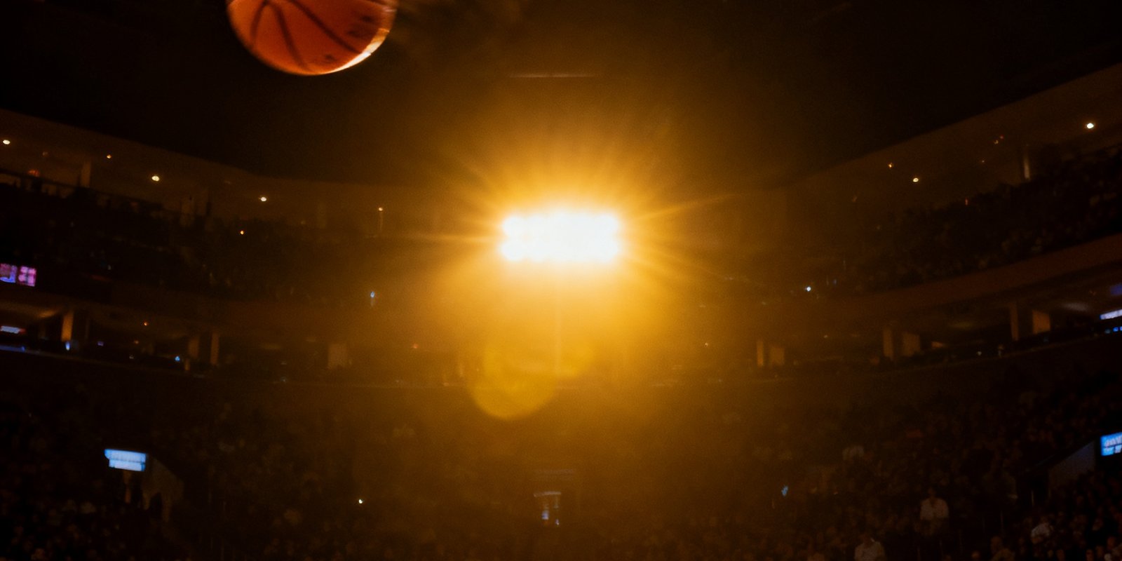 NBA季后赛绝杀回放封面，篮球在空中划出弧线，观众席球迷屏息凝神，场馆灯光聚焦球场中央